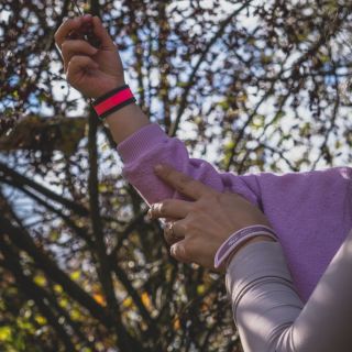 Naše náramky Vás ochrání před klíštaty a navíc si můžete vybrat ze spousty barev....